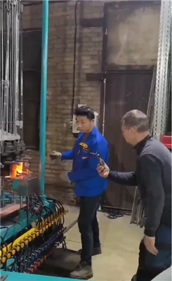 Notre ingénieur a mis en service avec succès la machine de fabrication d'ampo...